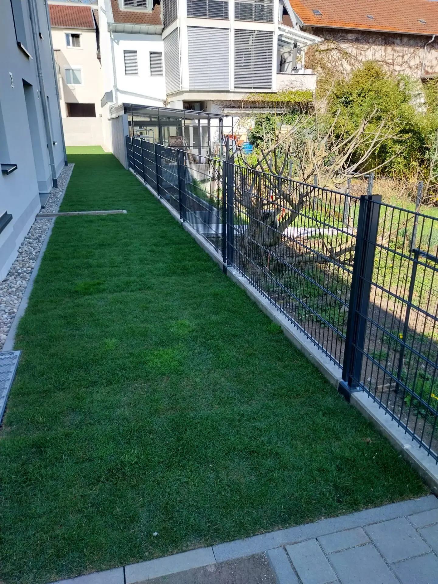 Doppelstabmattenzaun, Montage auf Mauerscheiben als Grundstückseinfassung und Absturzsicherung, Begrünung durch Rollrasen