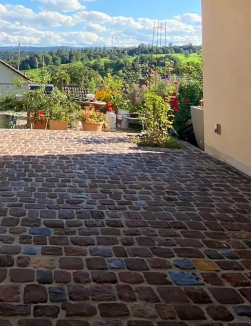 PKW Stellplatz mit Naturstein Großpflaster Sandstein rot