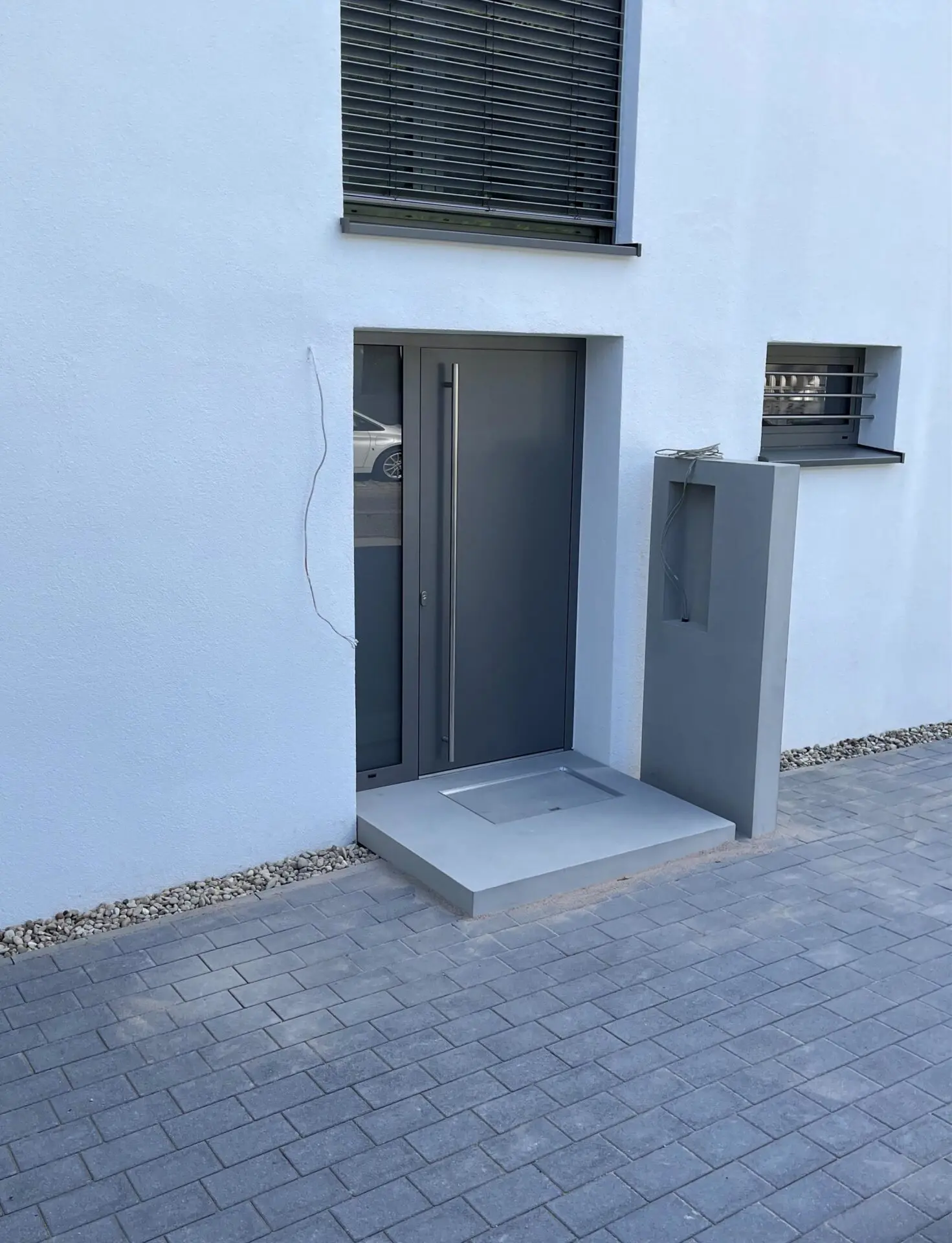 Hauszugang mit Eingangspodest und Betonstehle für Briefkasten, Klingel- und Sprechanlage, Pflasterbelag K4 24x16x8cm in graffito