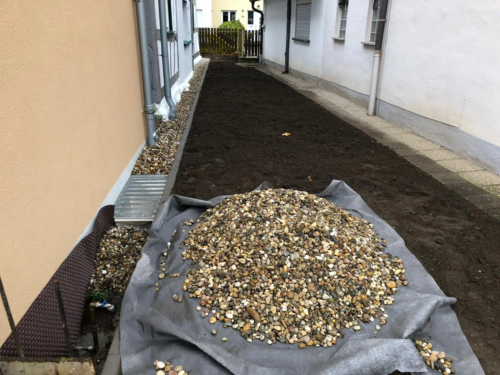 Verfüllen von Kiestraufe am Haus und Vorbereitung für Rasenfläche