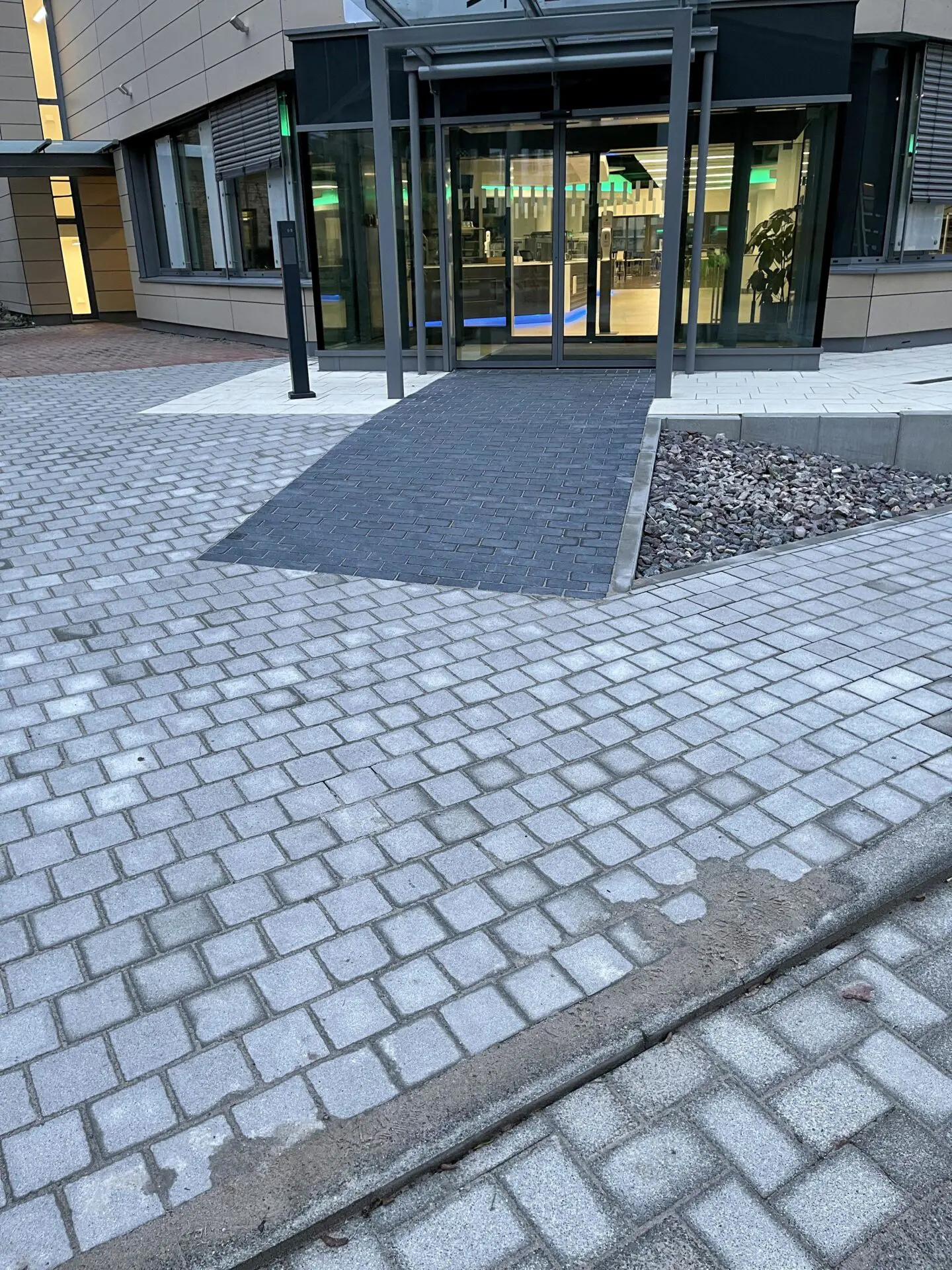 Eingangsbereich Bürogebäude mit Betonpflaster
