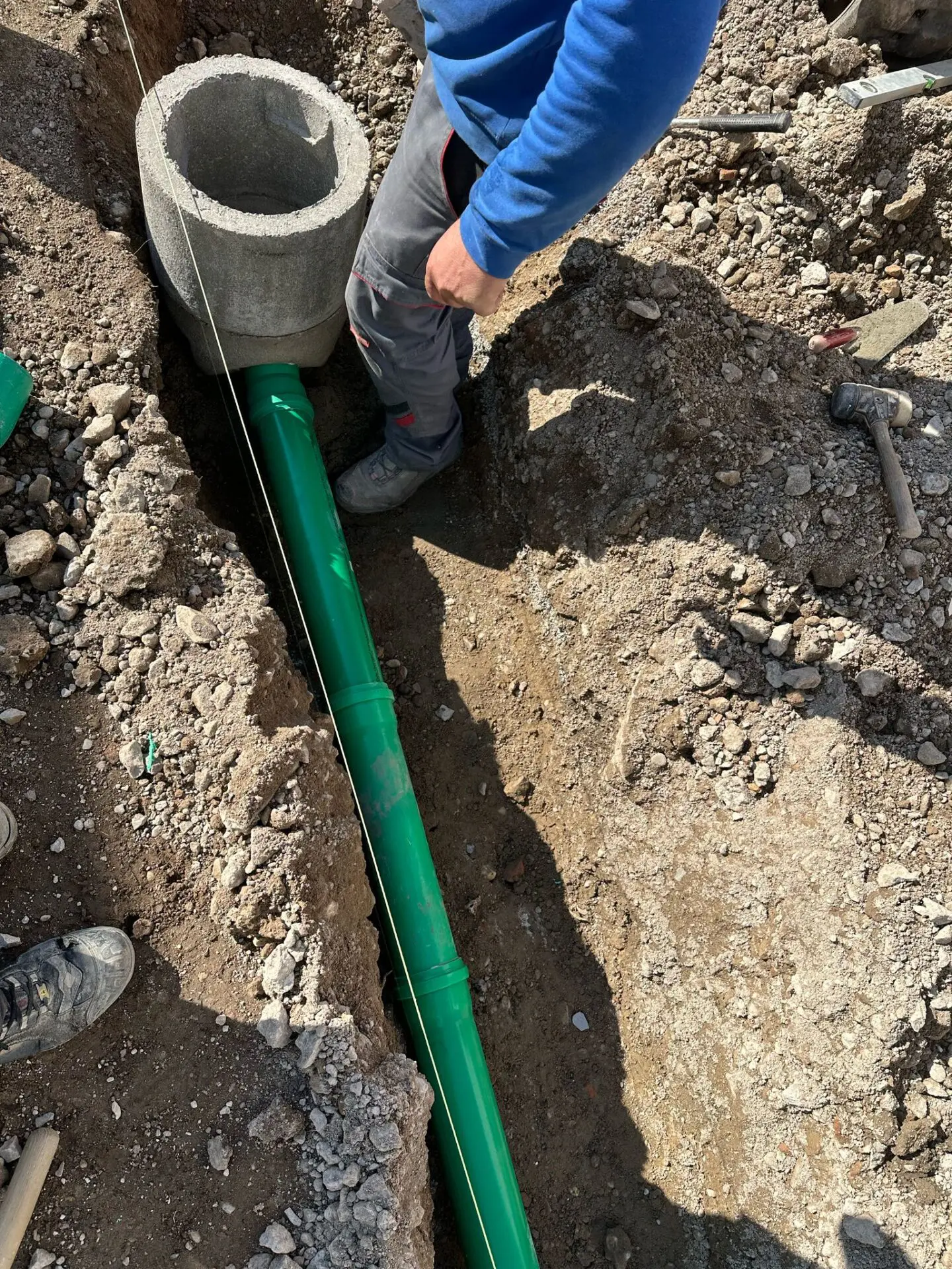 Rohrleitungsgraben für Hofentwässerung, Setzen eines Hofsinkkastens