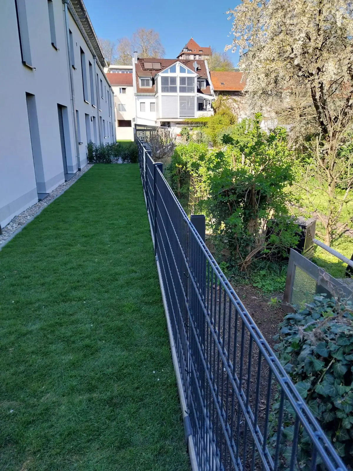 Doppelstabmattenzaun, Montage auf Mauerscheiben als Grundstückseinfassung und Absturzsicherung