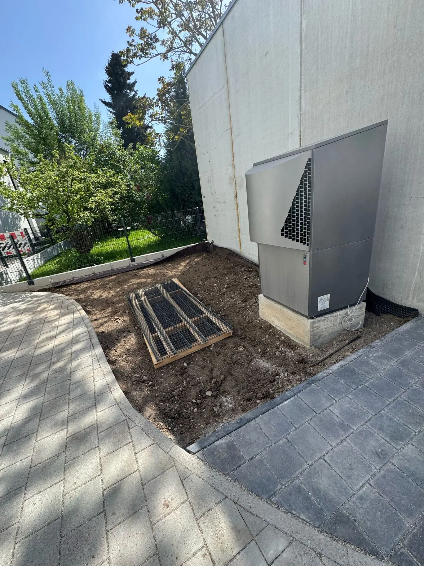 Betonpflaster, Wärmepumpe auf Betonfundament