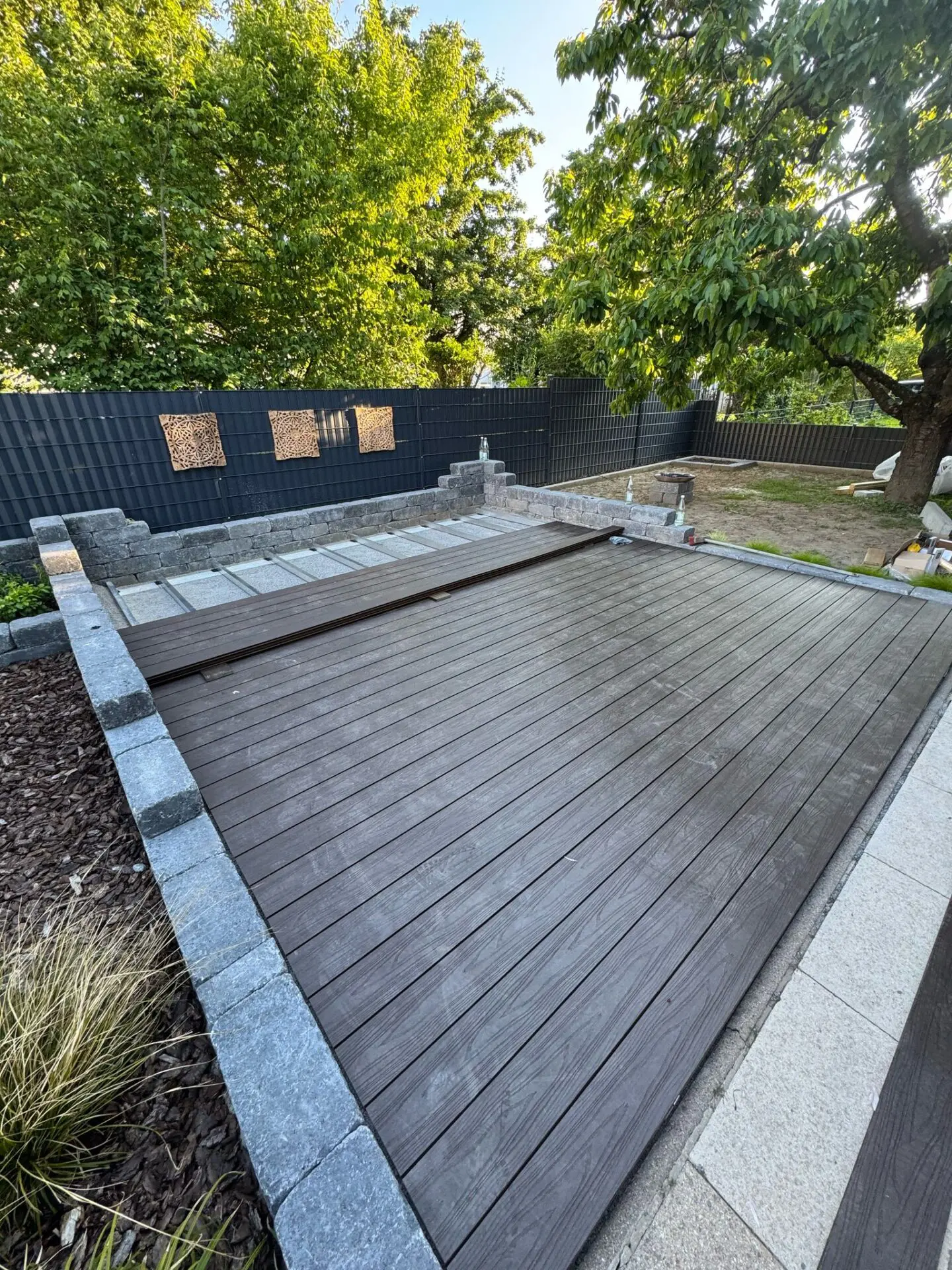 Erstellung von Terrasse aus WPC Dielen in Holzoptik