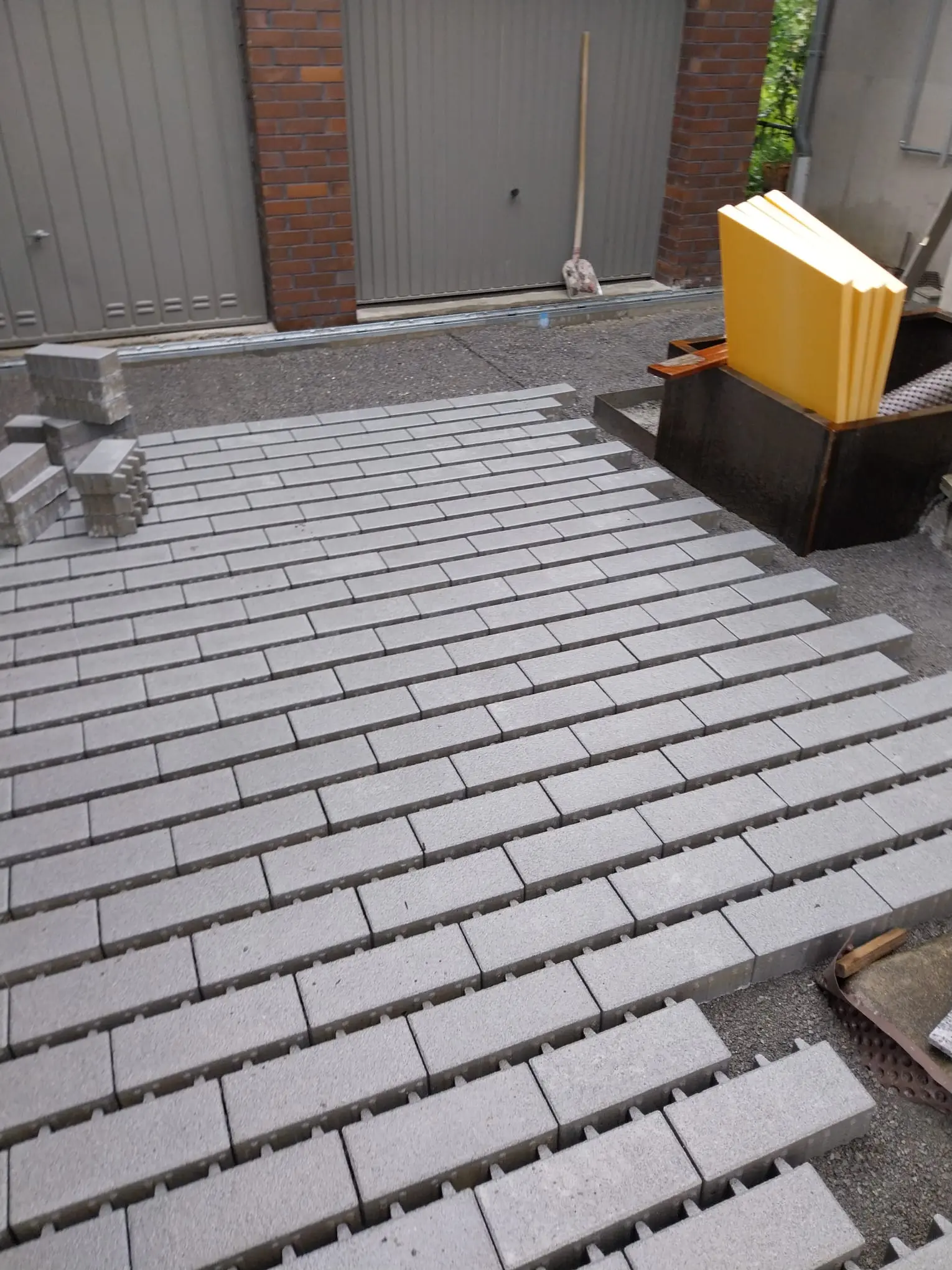 Garagenzufahrt und PKW Stellplatz mit Längsfugenpflaster für spätere Begrünung durch Raseneinsaat