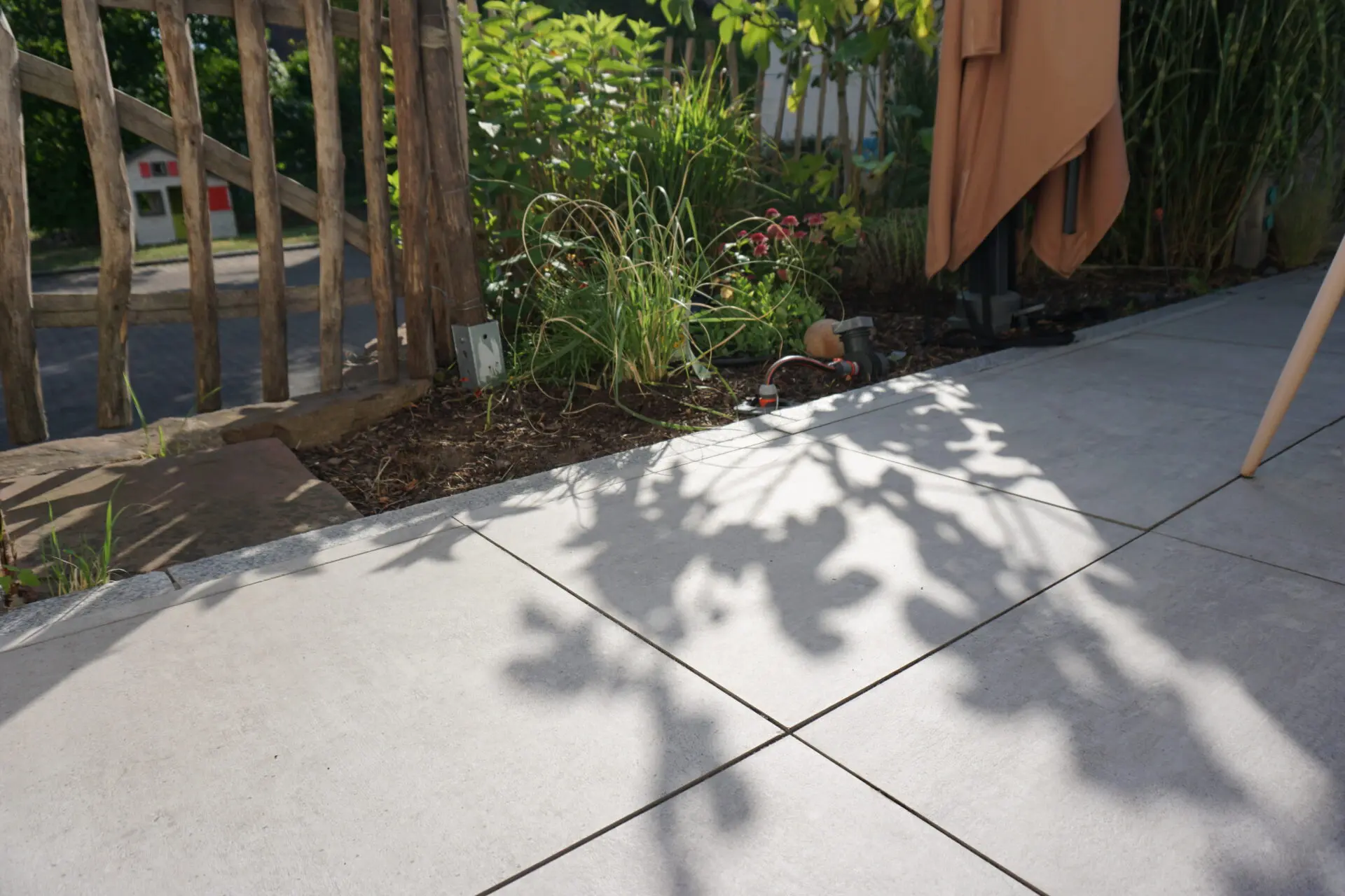 Feinsteinzeugplatte für Terrasse, Maße 60x60x2cm in Betonoptik, Einfassung mit Natursteinborde aus Granit