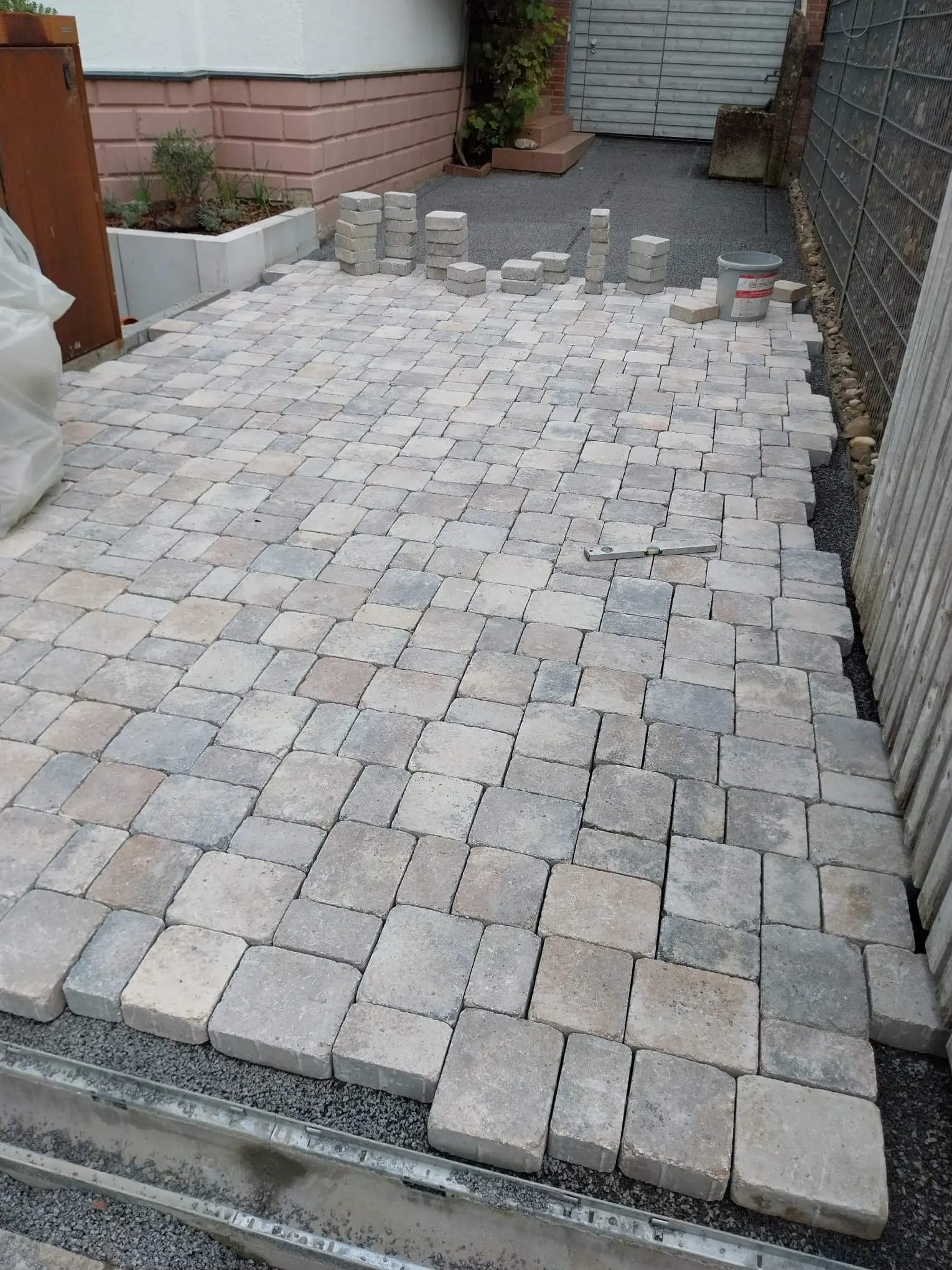 Einfahrt Betonsteinpflaster Heidelberger Kopfsteinpflaster im römischen Verband, Farbe Muschelkalk