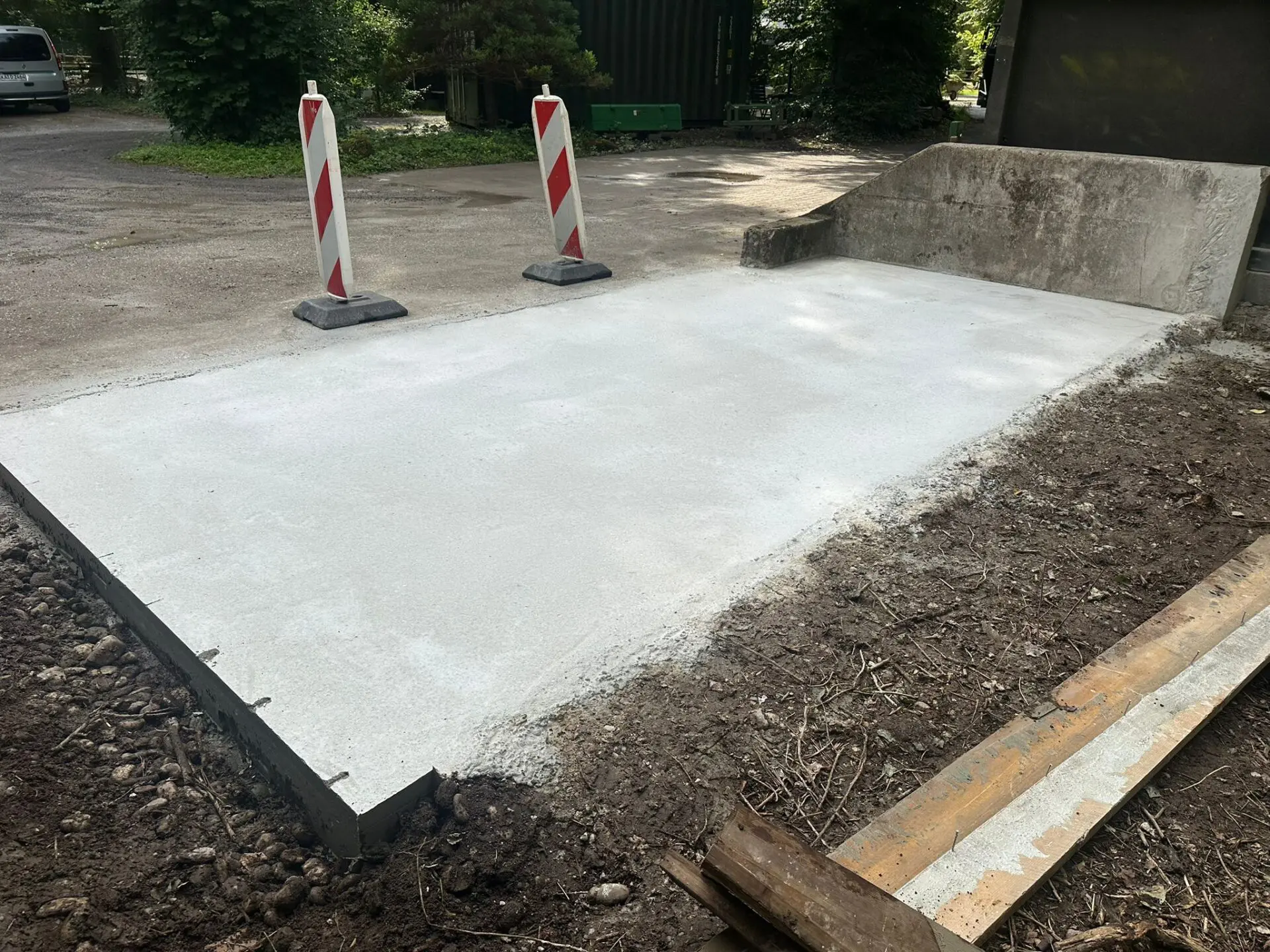 Fundamentarbeiten, hier Bodenplatte aus armiertem Beton