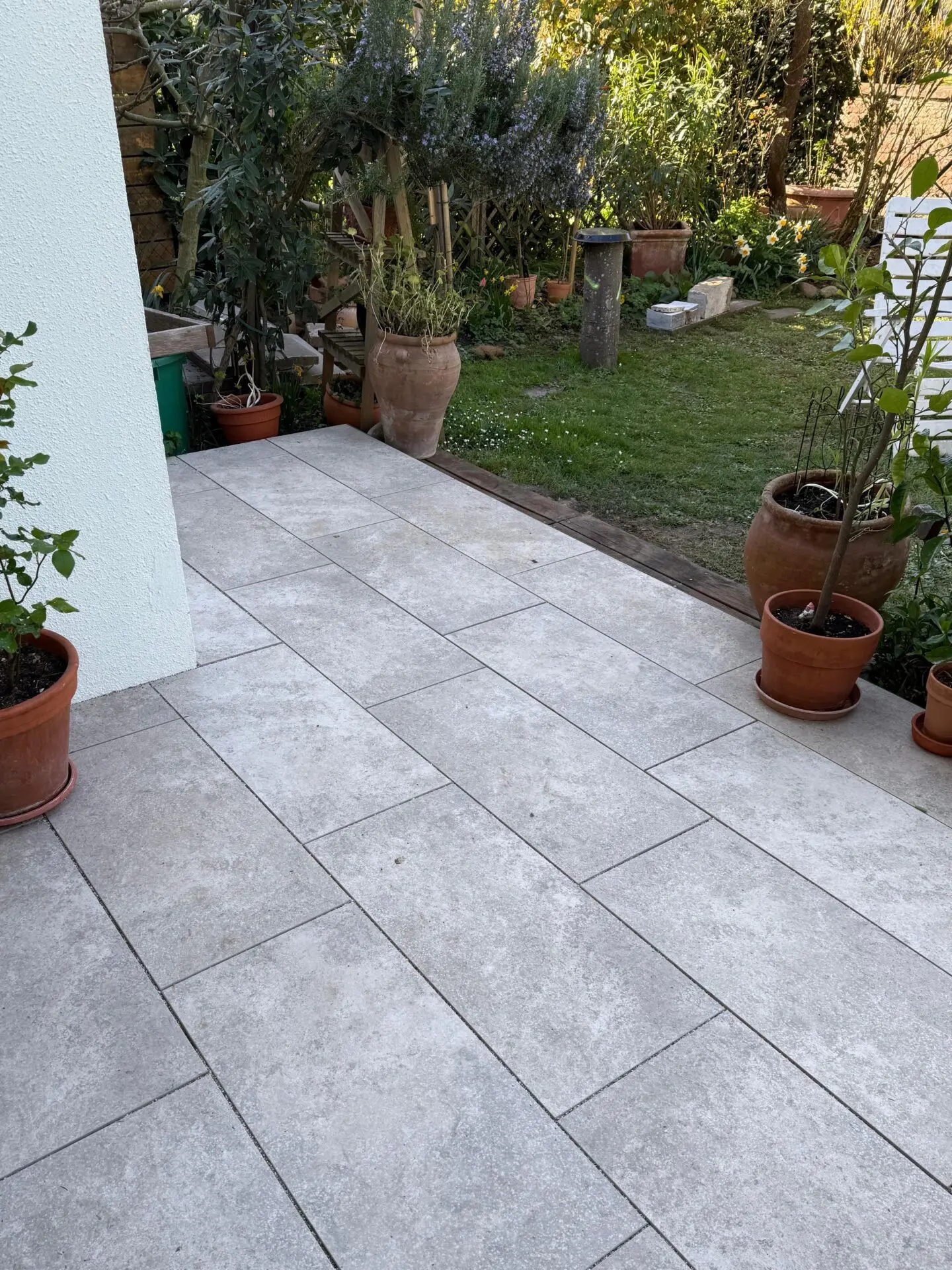 Terrasse mit italienischen Keramikfliesen, Farbe bourgogne in 80x40x3cm