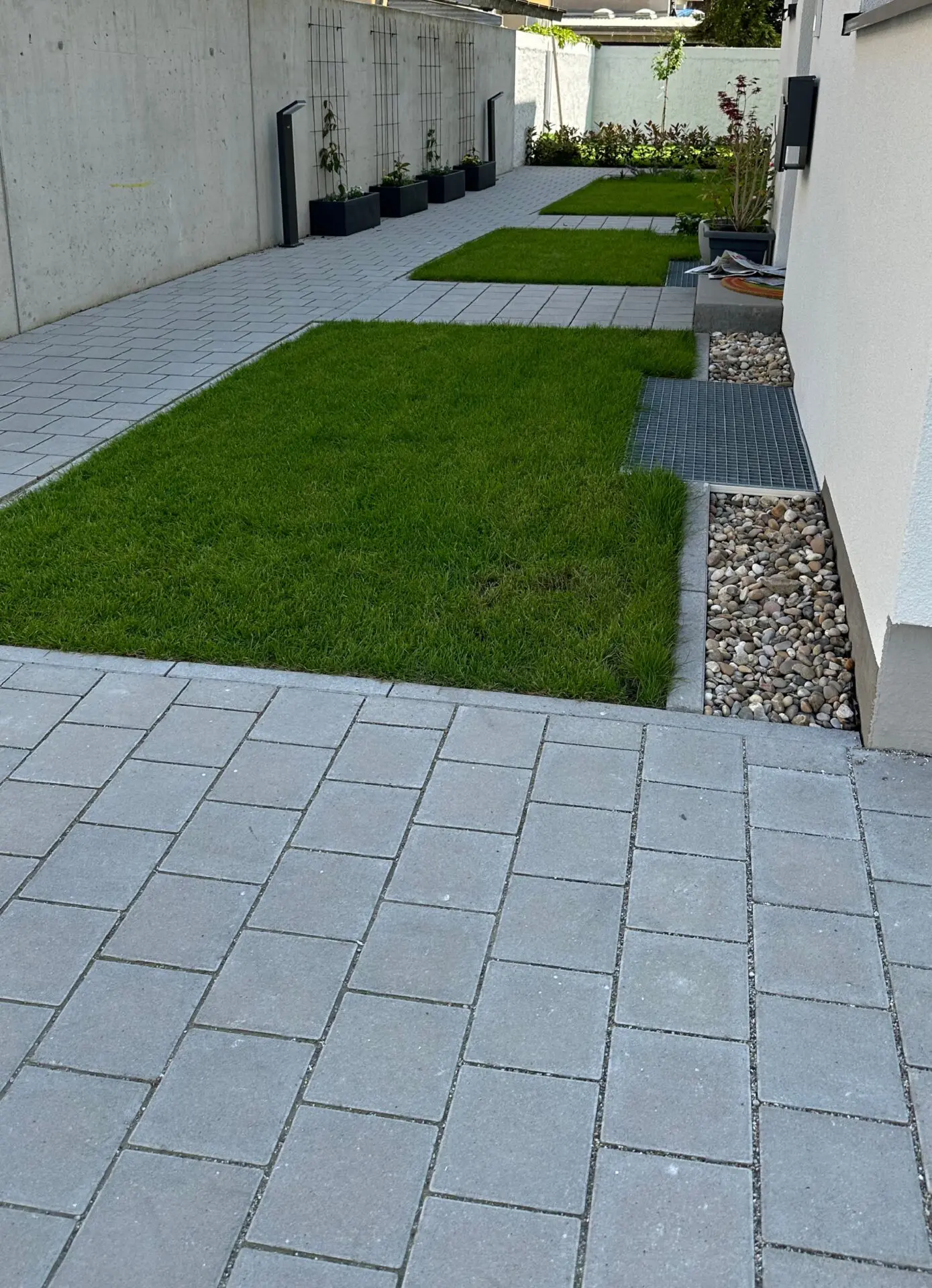 Gestaltung Eingangsbereich Reihenhäuser mit Rollrasen (Classic-Sport) und versickerungsfähigem Betonplaster