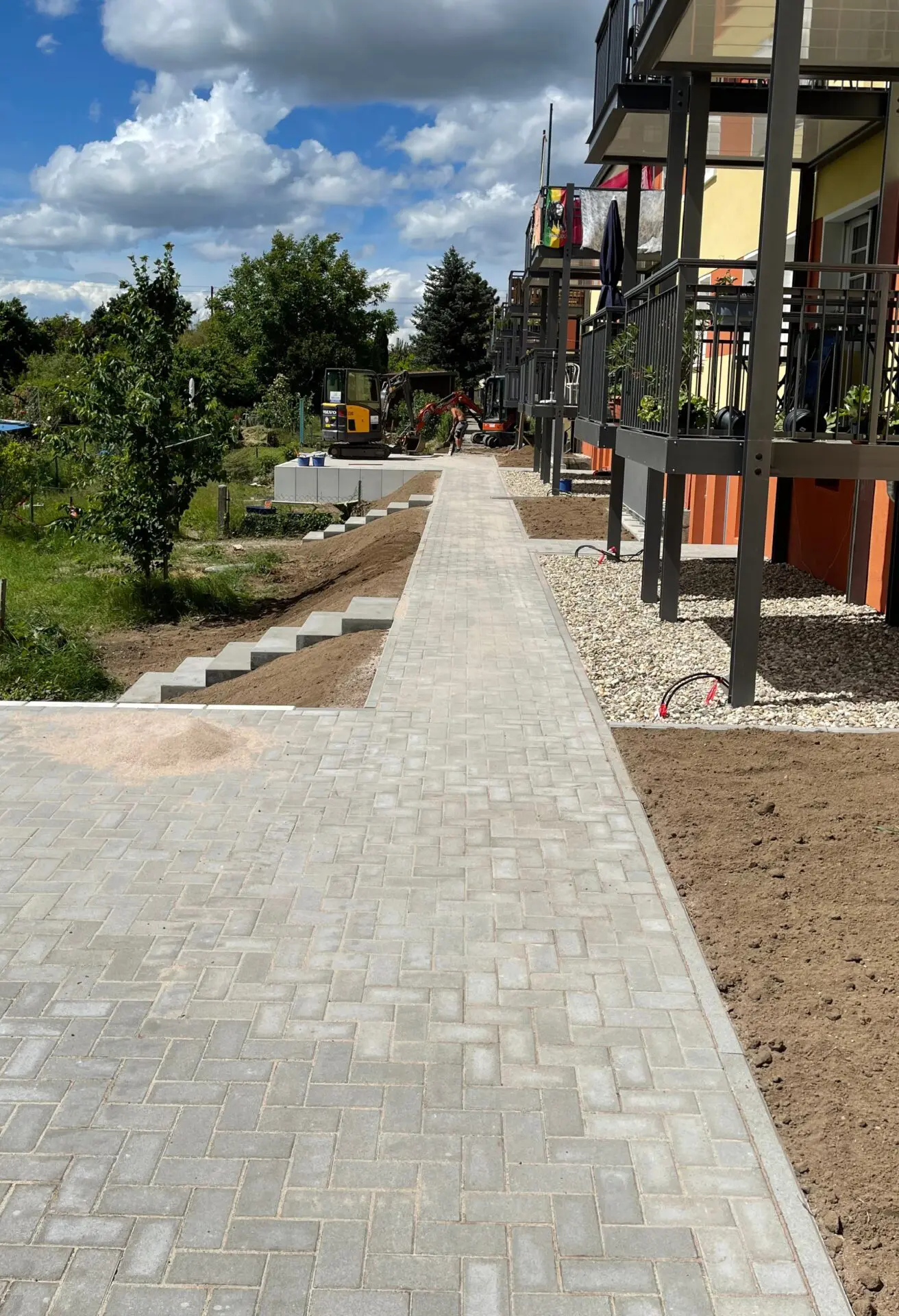 Zugangswege Gartenbereich mit Treppenanlagen im Böschungsbereich, Belag Rechteckpflaster 20x10x8cm