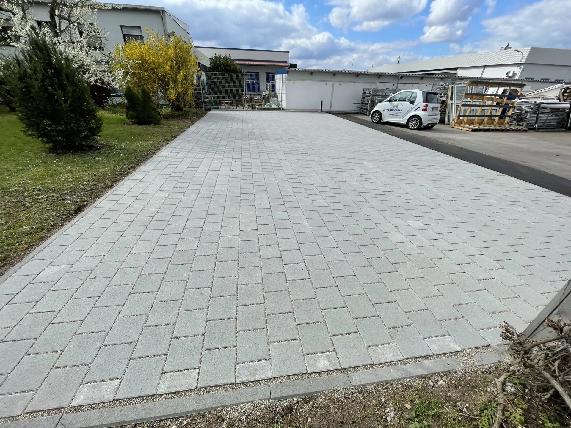 Pflasterfläche in K4 24x16x8cm in grau, Läuferverband