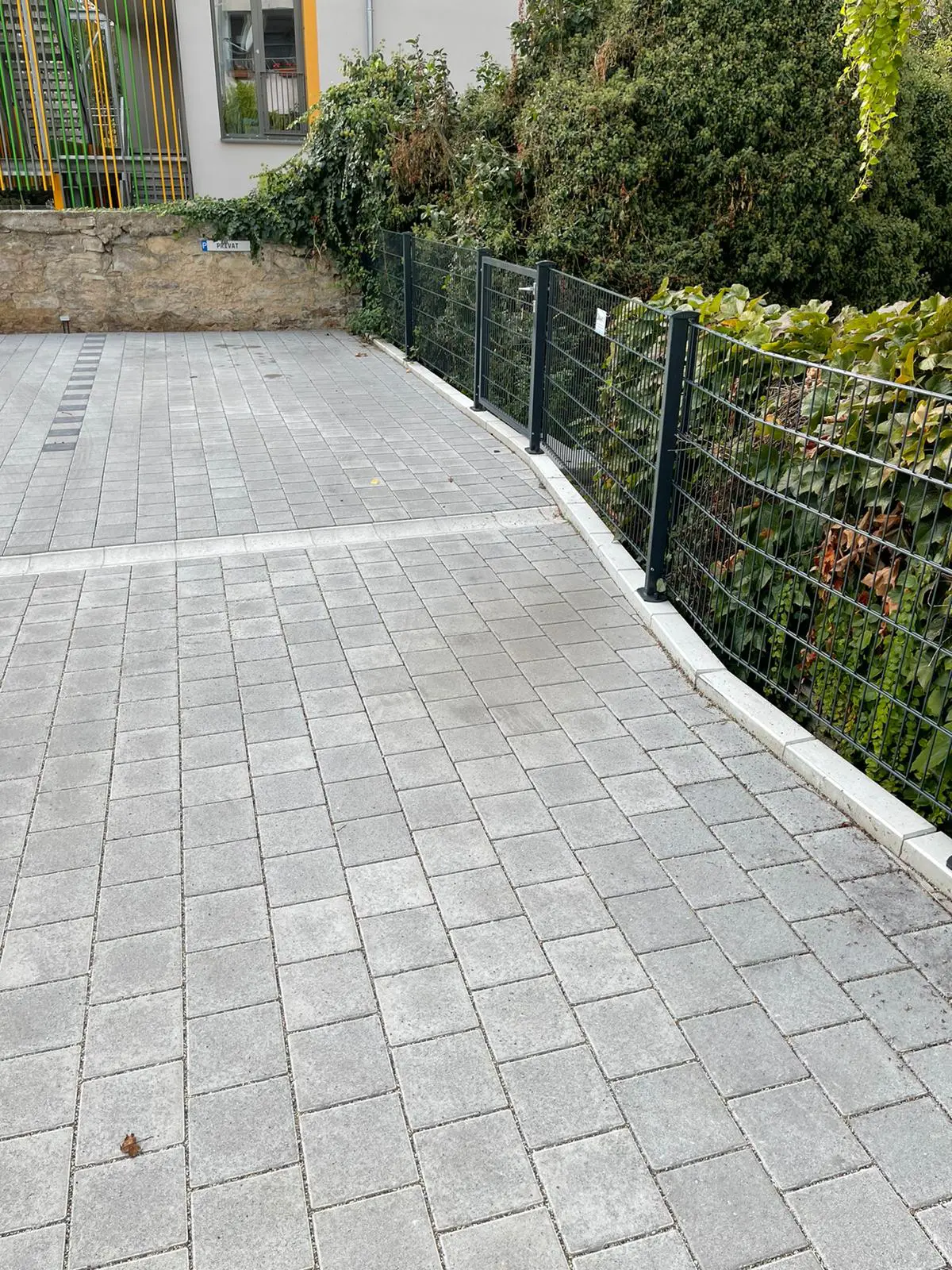 Parkplatz mit Betonpflaster 20x20x8cm, Doppelstabmattenzaun auf Einfassung mit Mauerscheiben