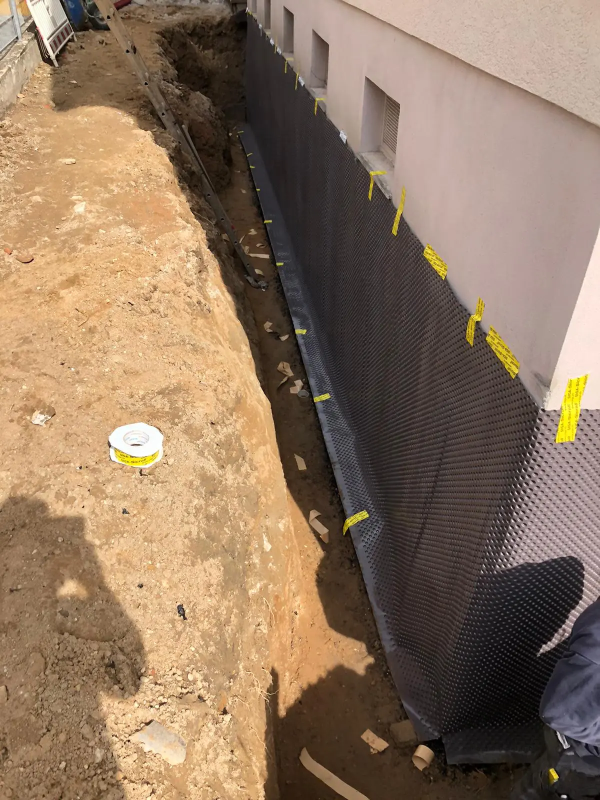 Kelleraußenwandisolierung mit 2K Bitumendickbeschichtung und Armierungsgewebe sowie Noppenbahn