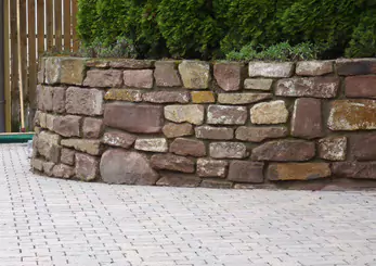 Natursteinmauer aus Sandstein mit Begrünung