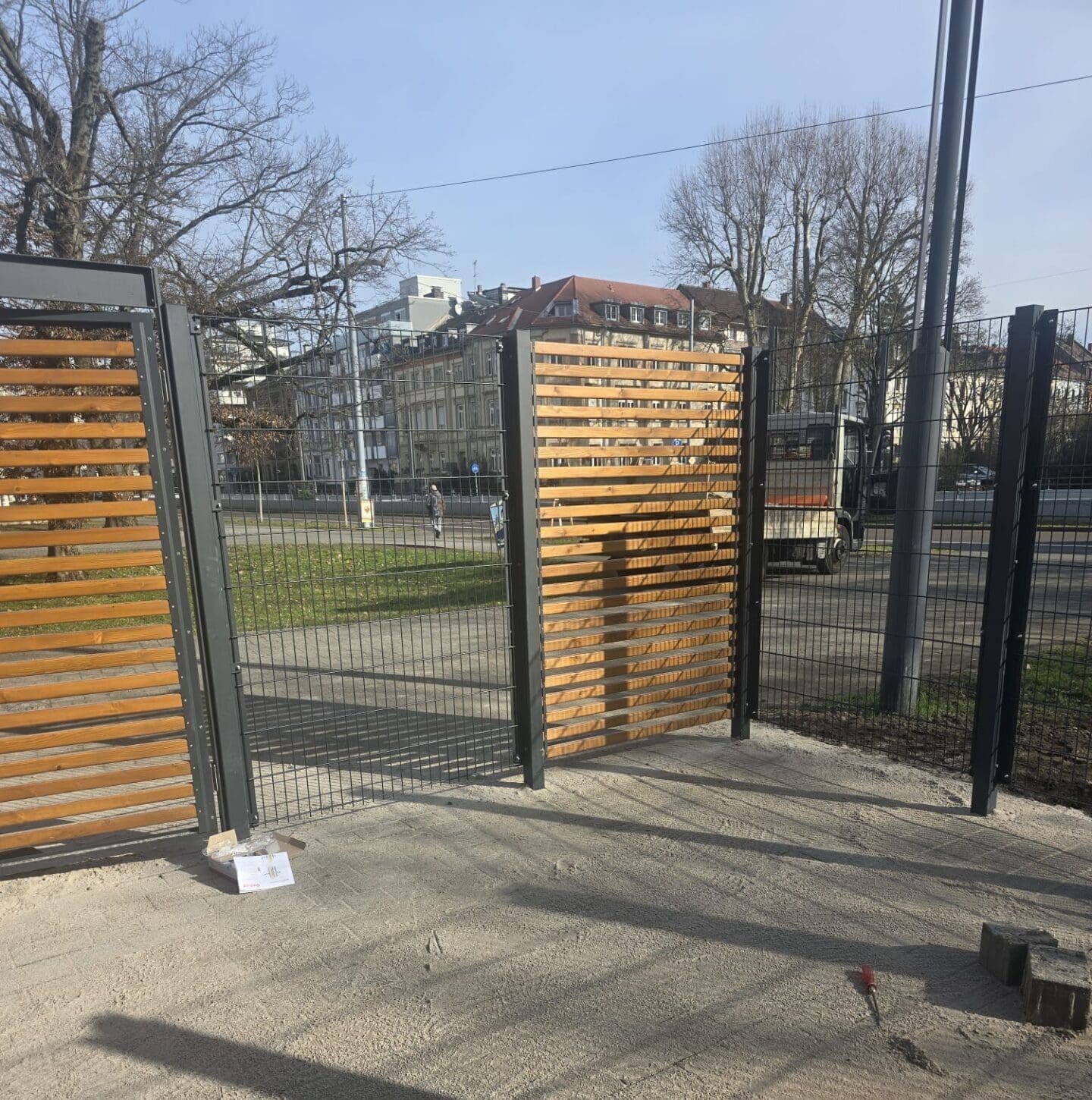 Doppelstabmattenzaun mit Sichtschutzelement in Holzoptik