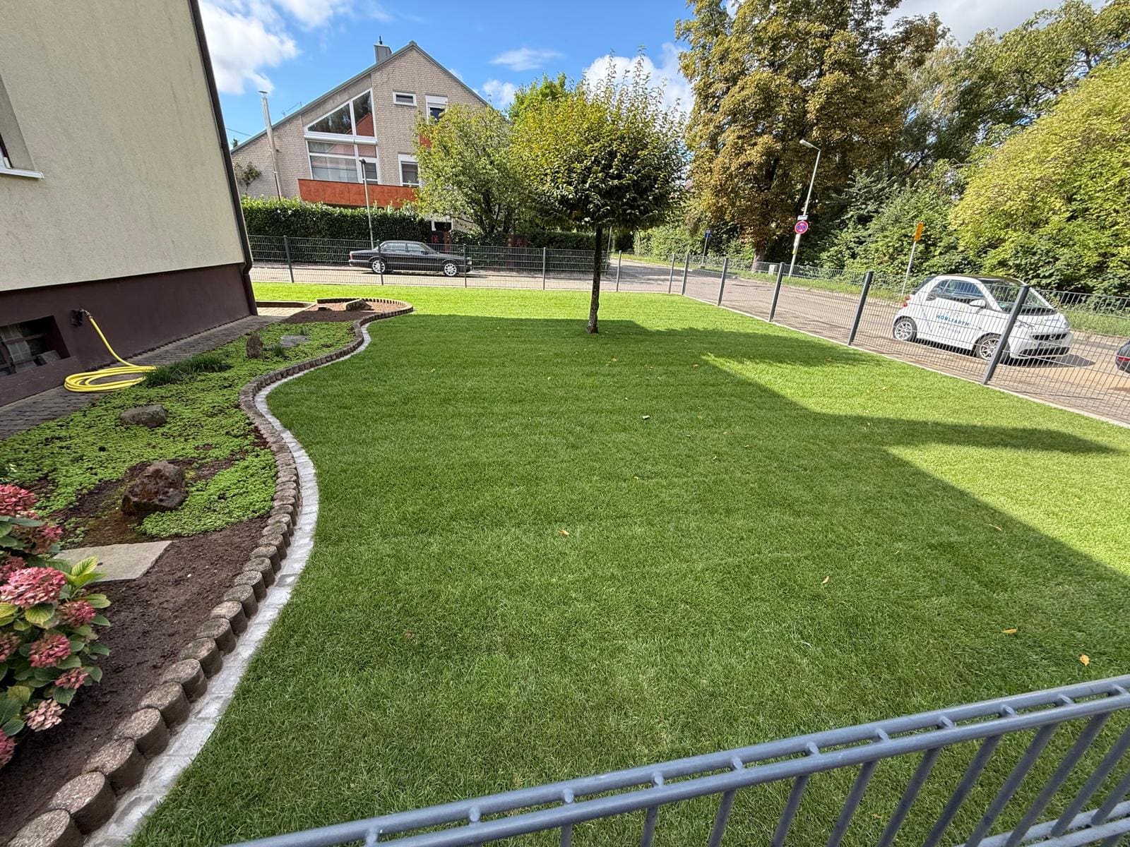 Mähkante aus Betonpflaster und Einbau Rollrasen (Classic-Sport)