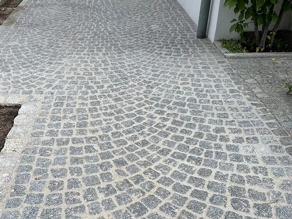 Hauszufahrt mit Pflastersteinen in fächerförmigem Muster